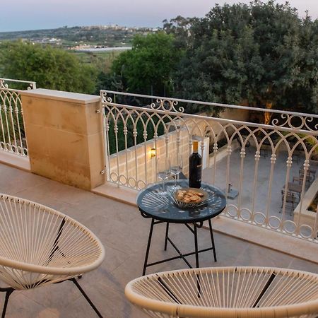 Bed and Breakfast The Carob Tree Виктория Экстерьер фото